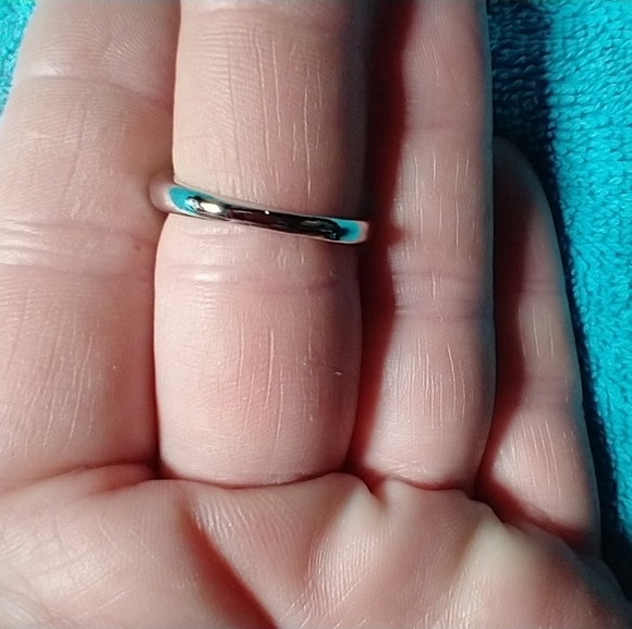 Silvertone blue stone intricate ring - Picture 3 of 5